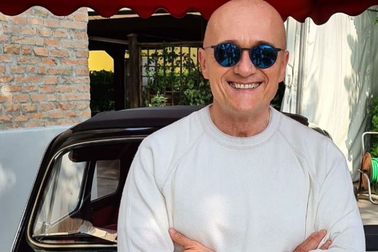 Alfonso Signorini sorridente con gli occhiali da sole